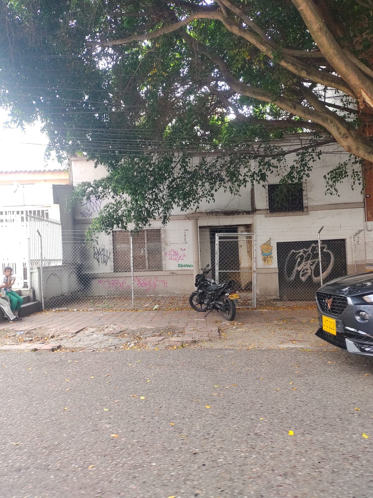 Esta casa se encuentra abandonada a unos cuantos metros de la Registraduría. (Foto suministrada / VANGUARDIA)