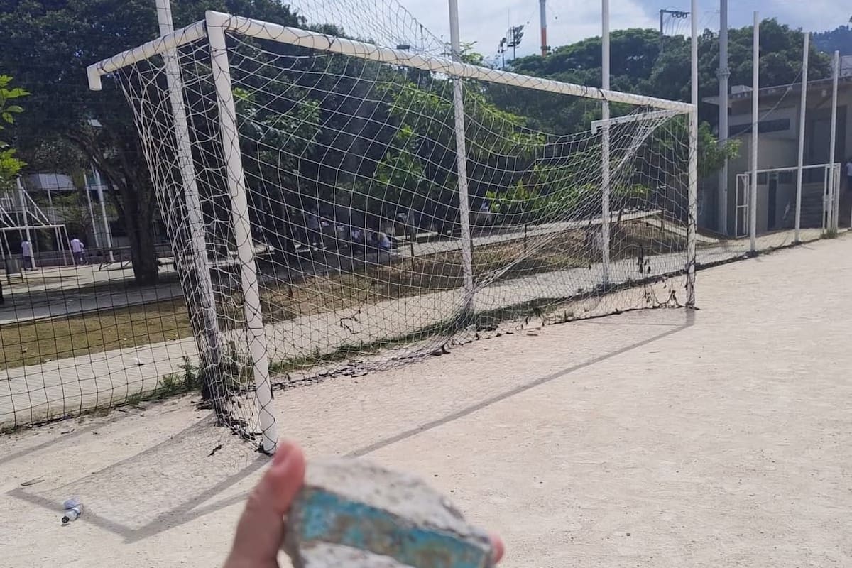 Diferentes piedras fueron detectadas en las obras de construcción de la cancha del colegio Tecnológico. (Foto suministrada / Veeduría Ciudadana)