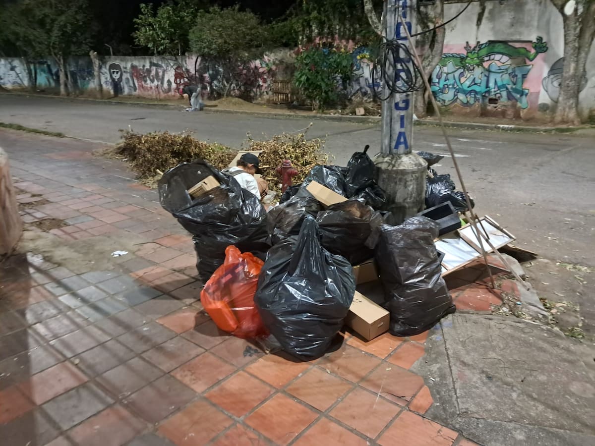 Ilegal botadero de basura en la calle 55 con carrera 15, del barrio Gómez Niño. (Foto: Marco Valencia / VANGUARDIA)