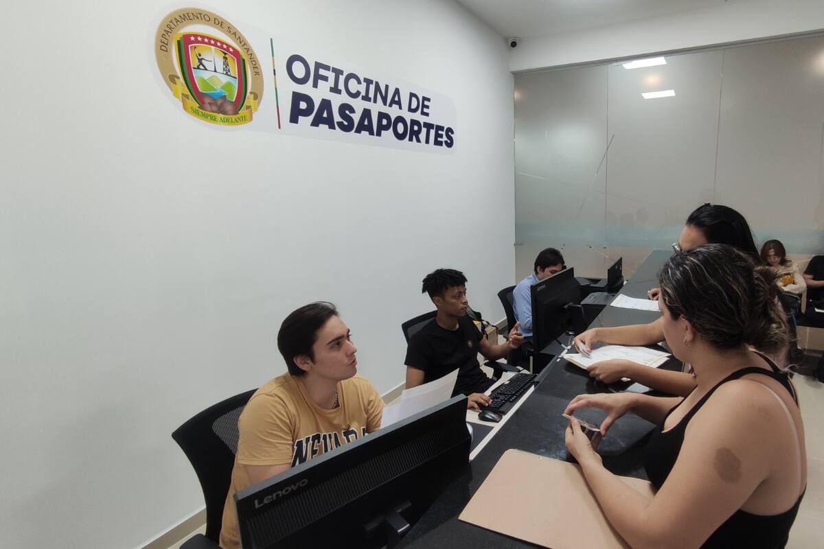 La Oficina de Pasaportes de Santander anunció el regreso de las jornadas de atención masiva, cada miércoles, en el Coliseo Vicente Díaz Romero. (Foto: Marco Valencia / VANGUARDIA)