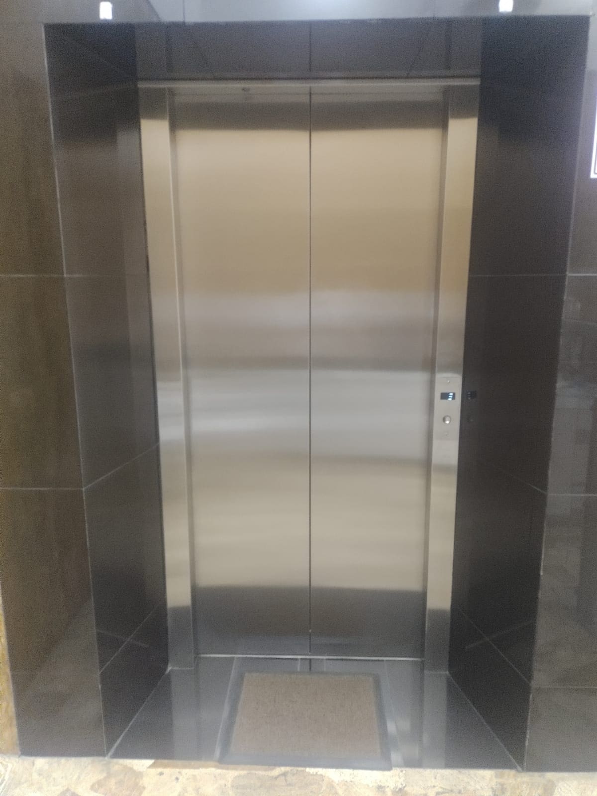 El ascensor, con remodelaciones, aún funciona en el edificio de Coltabaco. (Foto: Euclides Kilô Ardila / VANGUARDIA)