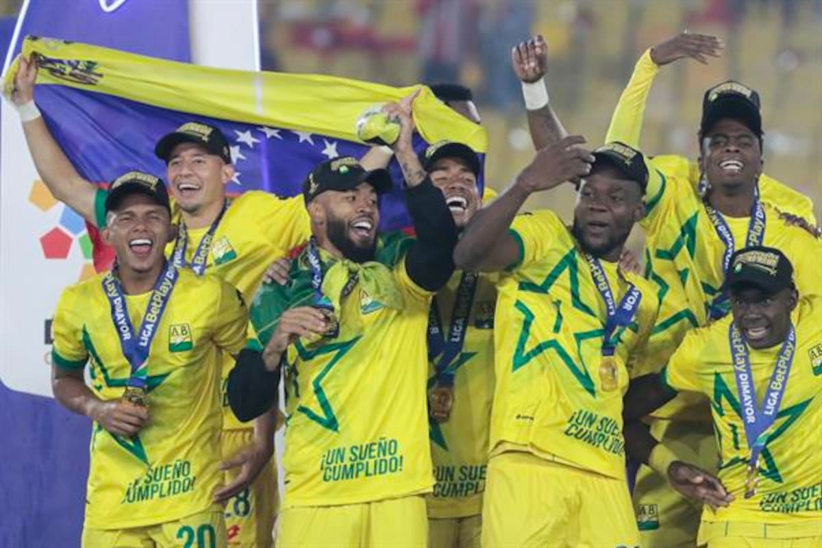 Así levantaron la copa los jugadores del Atlético Bucaramanga, tras coronarse campeón de la Liga Betplay