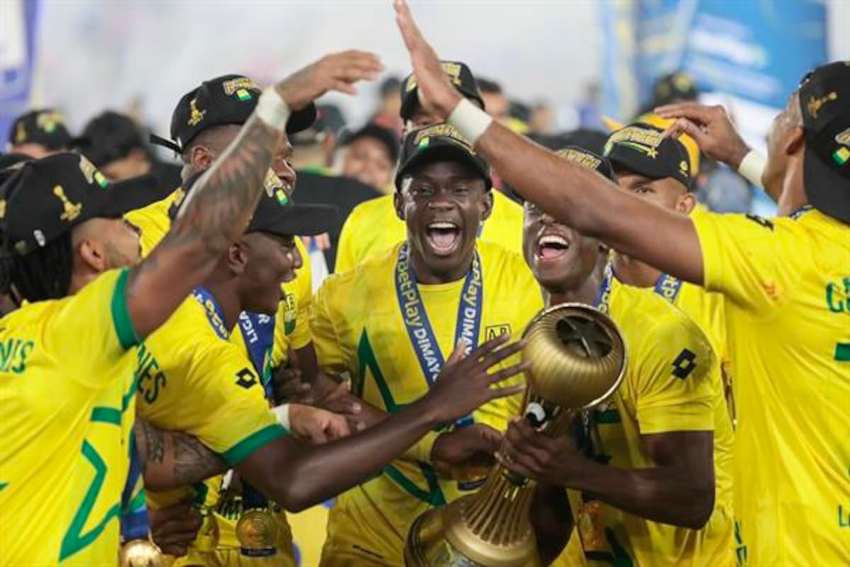 Así levantaron la copa los jugadores del Atlético Bucaramanga, tras coronarse campeón de la Liga Betplay