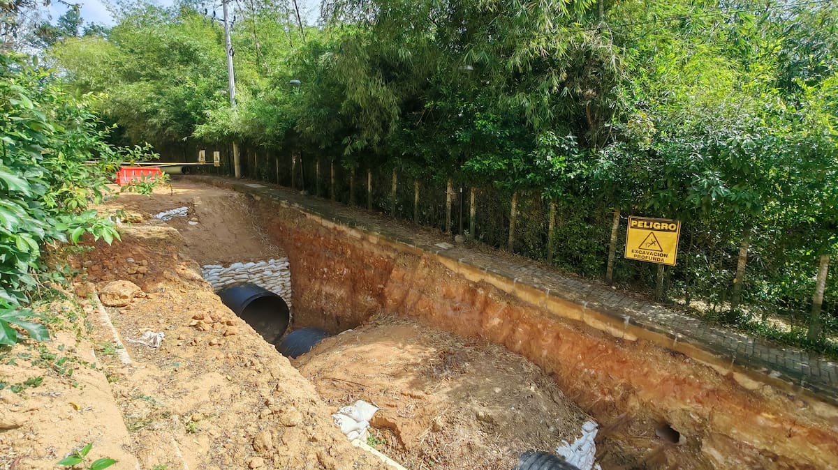 En la zona se realizan excavaciones de hasta seis metros de profundidad, y de cinco metros de ancho. Se instalan tuberías con 1,80 metros de diámetro para el manejo de aguas lluvias. (Foto: Marco Valencia / VANGUARDIA)