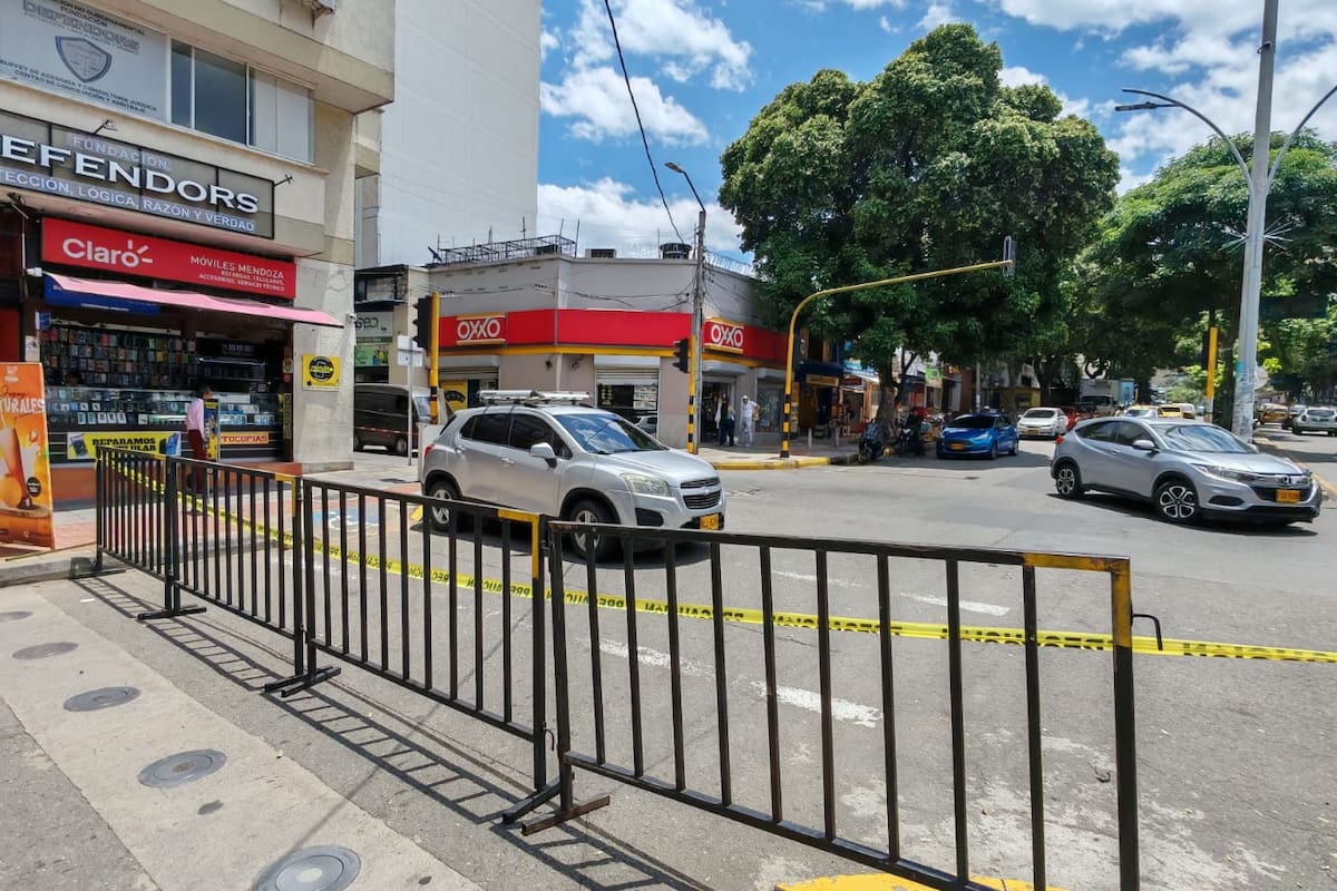 Ambos sentidos de la carrera 36, en Bucaramanga, fueron cerrados desde la mañana de este miércoles, a la altura de la carrera 13. (Foto: Marco Valencia / VANGUARDIA)