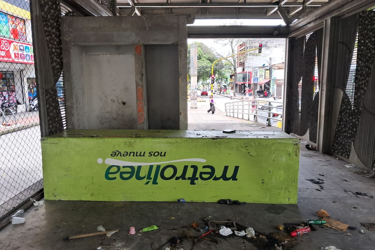 En Metrolínea todo parece estar ‘al revés’. Un aviso en la abandonada estación de la carrera 15 con calle 37 retrata el contraste entre los mensajes institucionales y una realidad marcada por el deterioro. Lo que debía servir a los ciudadanos hoy funciona como refugio y sanitario improvisado de indigentes, evidencia del abandono y del millonario fracaso administrativo del sistema. (Foto: Euclides Kilô Ardila / VANGUARDIA)
