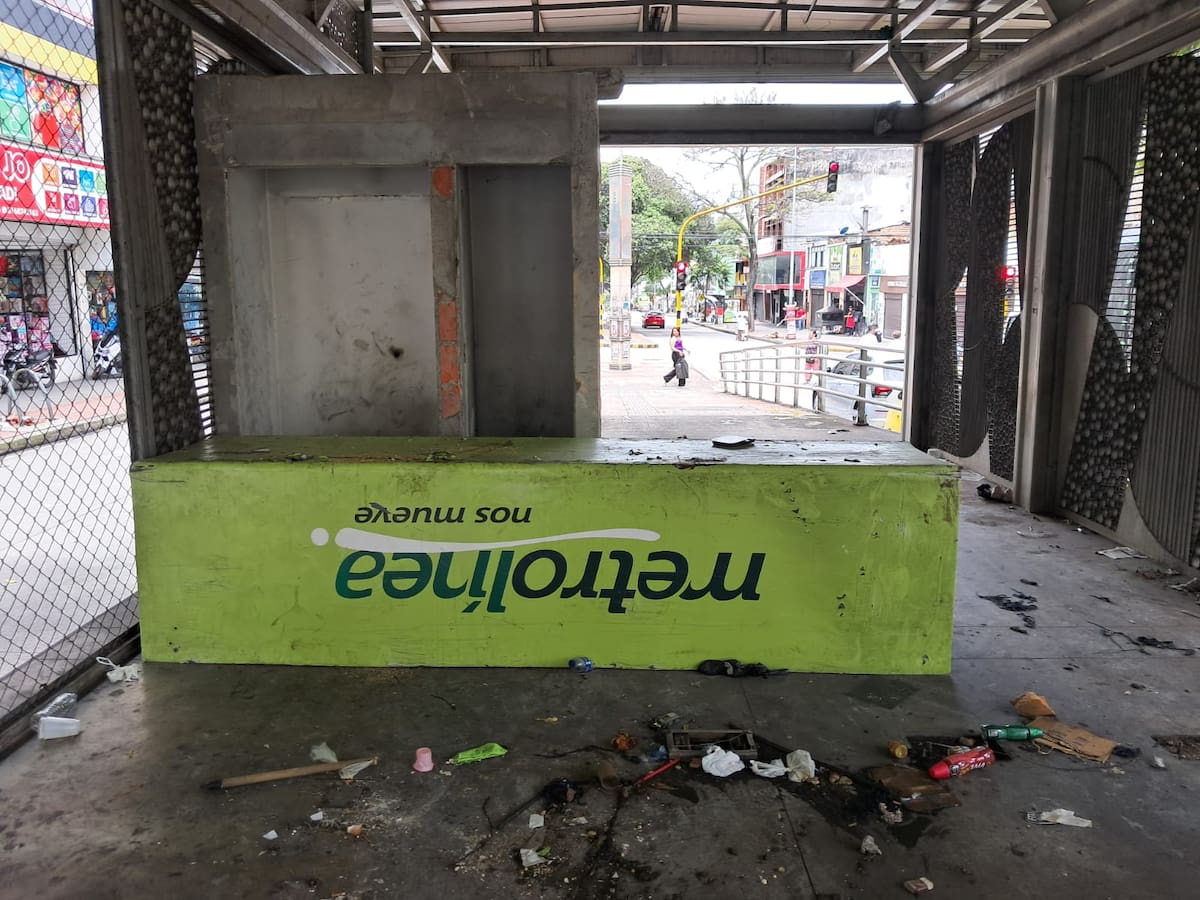 En Metrolínea todo parece estar ‘al revés’. Un aviso en la abandonada estación de la carrera 15 con calle 37 retrata el contraste entre los mensajes institucionales y una realidad marcada por el deterioro. Lo que debía servir a los ciudadanos hoy funciona como refugio y sanitario improvisado de indigentes, evidencia del abandono y del millonario fracaso administrativo del sistema. (Foto: Euclides Kilô Ardila / VANGUARDIA)