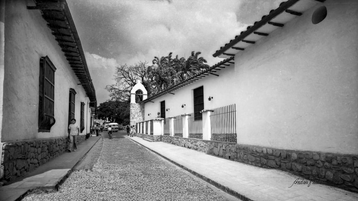 Al final, las dos fotografías de la calle 35, entre las carreras 9 y 10, no muestran dos ciudades completamente distintas. Muestran una misma Bucaramanga atravesada por el tiempo. La del ayer se tomó en 1960, la del presente se captó este 11 de octubre de 2026. (Foto archivo Andrés Platarrueda / VANGUARDIA)