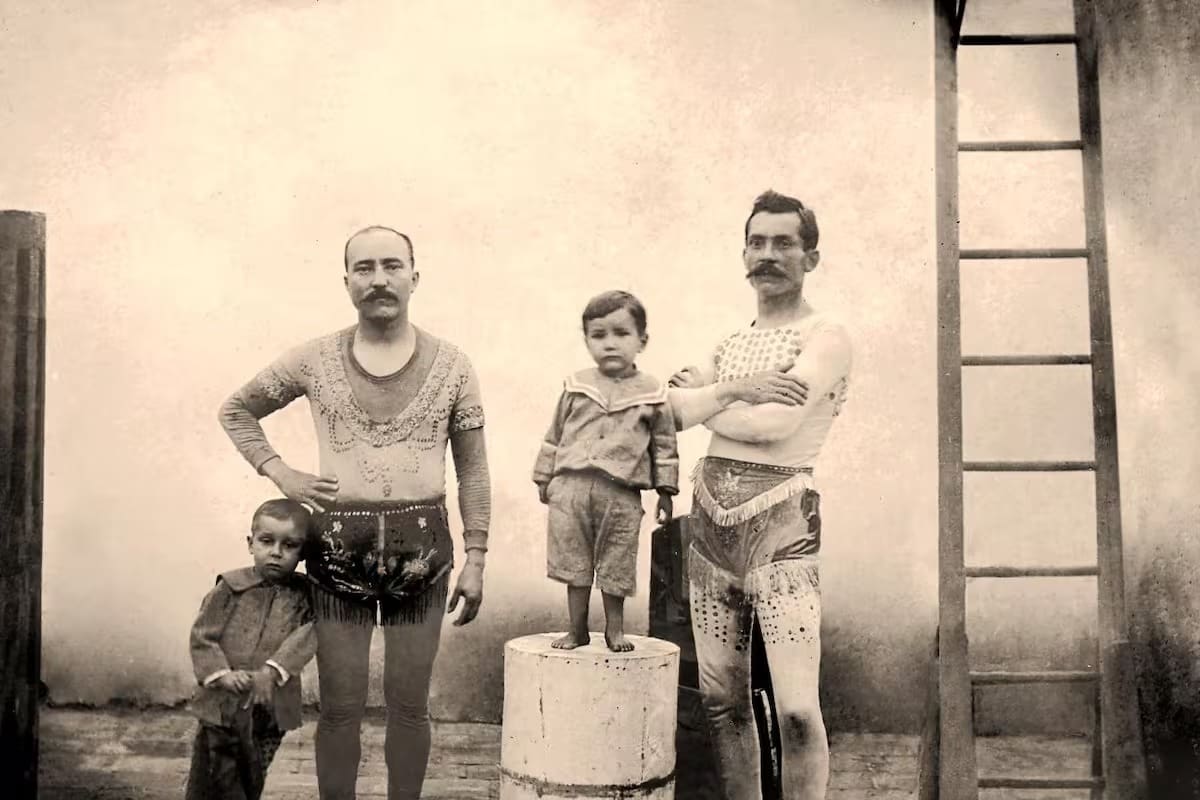 Emilio Garnica Uribe se destacó como un hábil equilibrista. Entre sus actos más llamativos, sostenía sobre la frente una vara de bambú japonés de cinco metros, mientras su hijo, Luis Emilio Garnica, ascendía por ella y ejecutaba acrobacias en la punta.