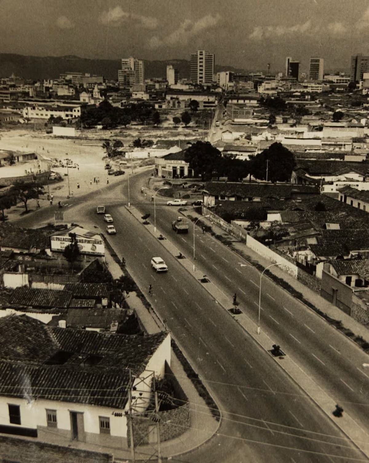 En el lugar en donde alguna vez existió la cárcel, se habilitó la Diagonal 15. Esta foto fue captada a finales de los años 60. (Archivo / VANGUARDIA)