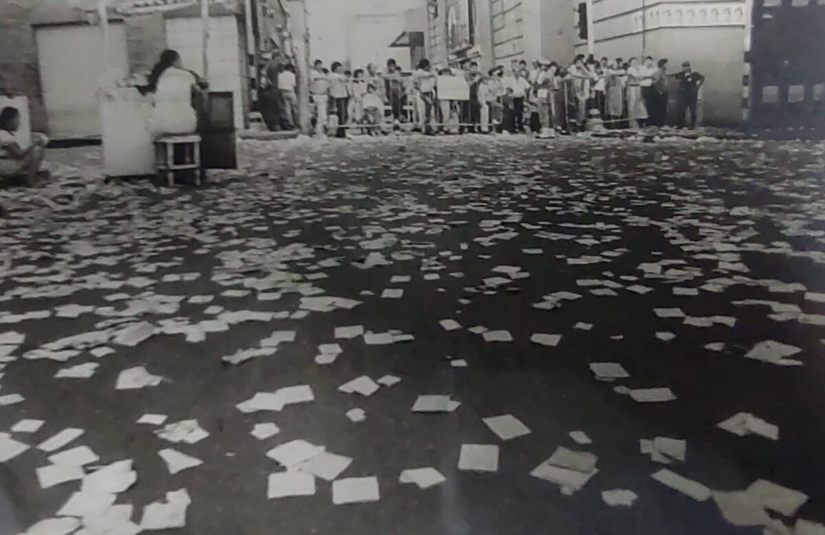 Las papeletas de los candidatos quedaban esparcidas en las vías. Esta foto fue captada frente al Teatro Santander. (Archivo / VANGUARDIA)