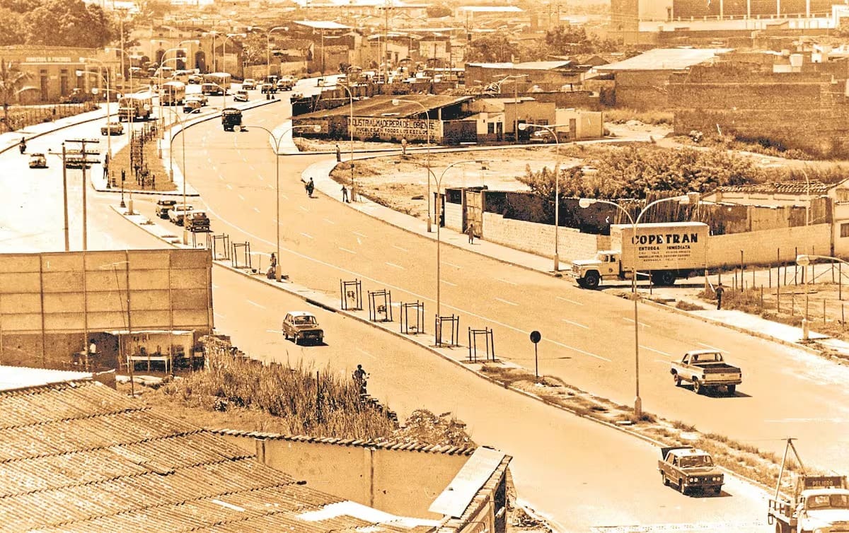 Esta histórica fotografía la tomó el reportero de Vanguardia, Enrique Flórez, en julio del año 1982. Fue justo en los inicios de la Prolongación de la Diagonal 15. (Archivo / VANGUARDIA)