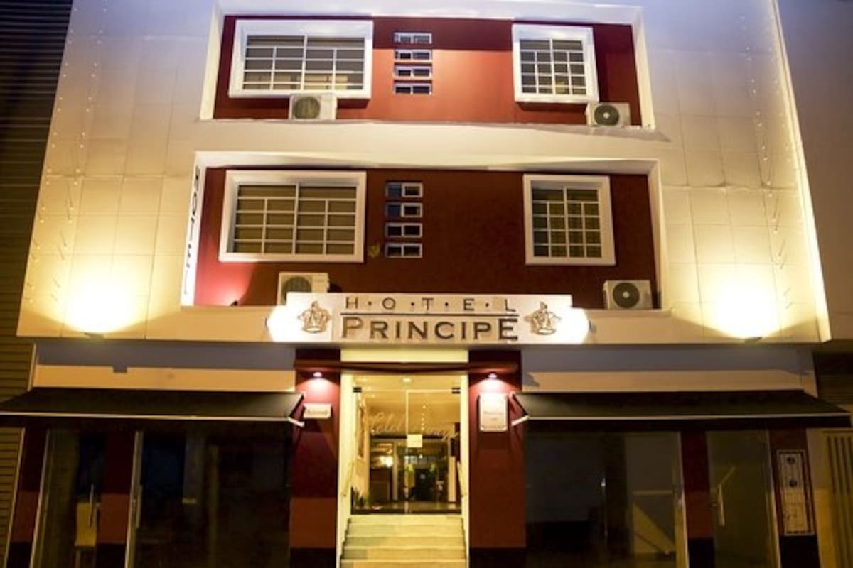 El Hotel Príncipe, sede de la carrera 17, entre calles 37 y 41. (Foto archivo / VANGUARDIA)