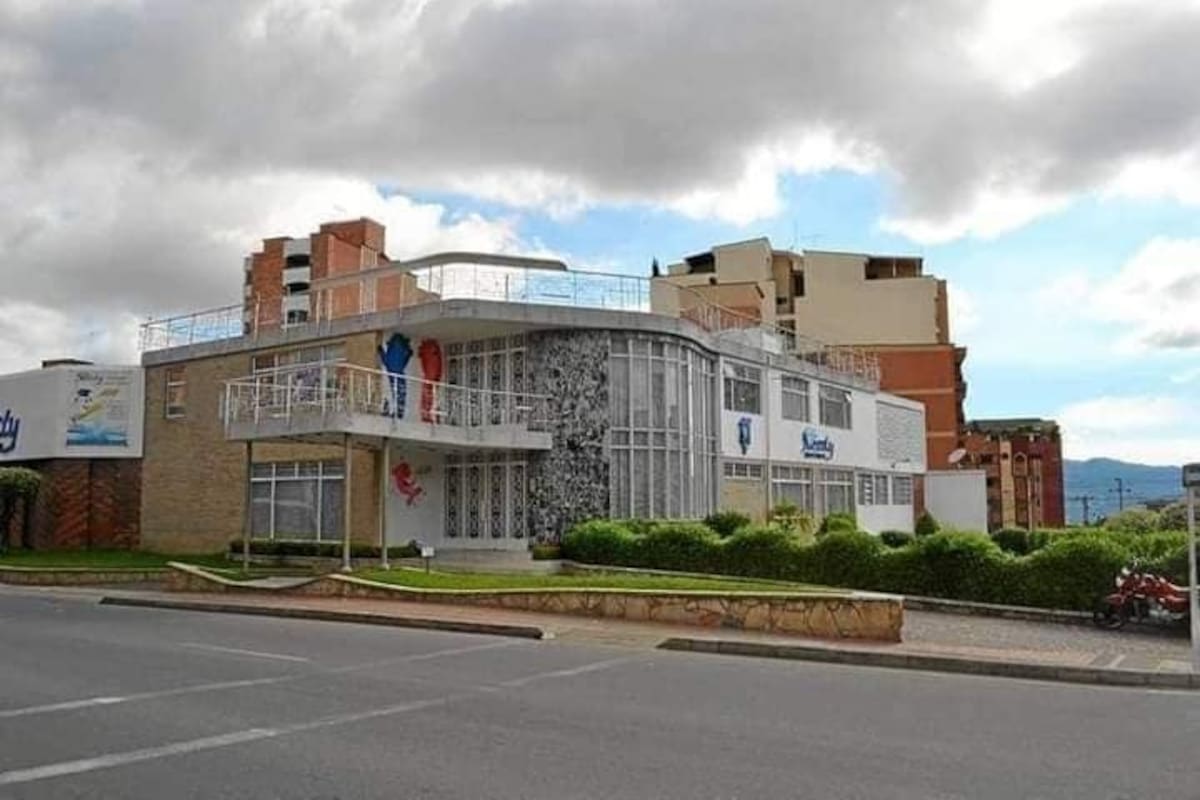 Esta emblemática casa existía sobre la carrera 27 con calle 54. Hoy, en ese lugar, se aprecia un moderno edificio. (Foto del ayer / VANGUARDIA)
