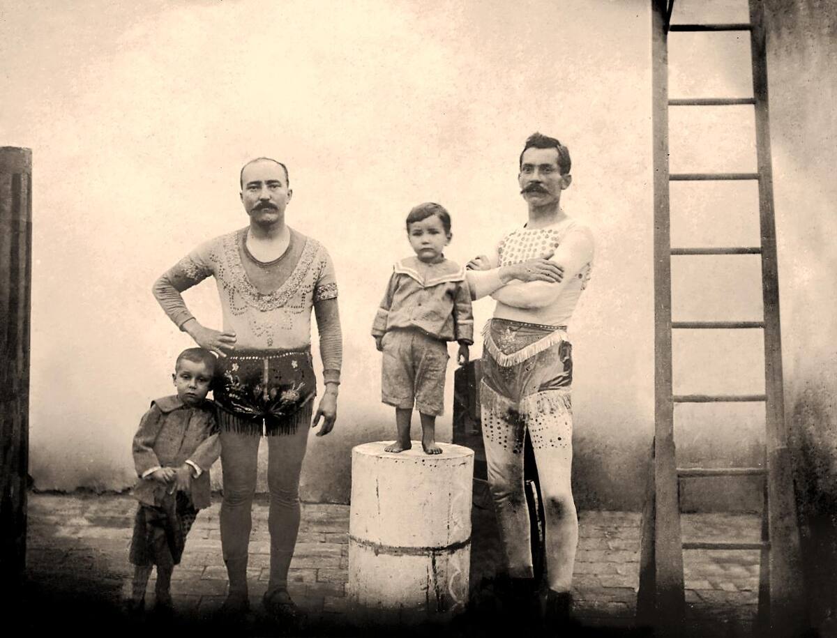 Emeterio Garnica Uribe y su hermano Emilio en compañía de sus hijos Luis y Gustavo. Archivo personal Jairo Alberto Garnica Mantilla. Foto suministrada por la Casa del Libro Total/VANGUARDIA