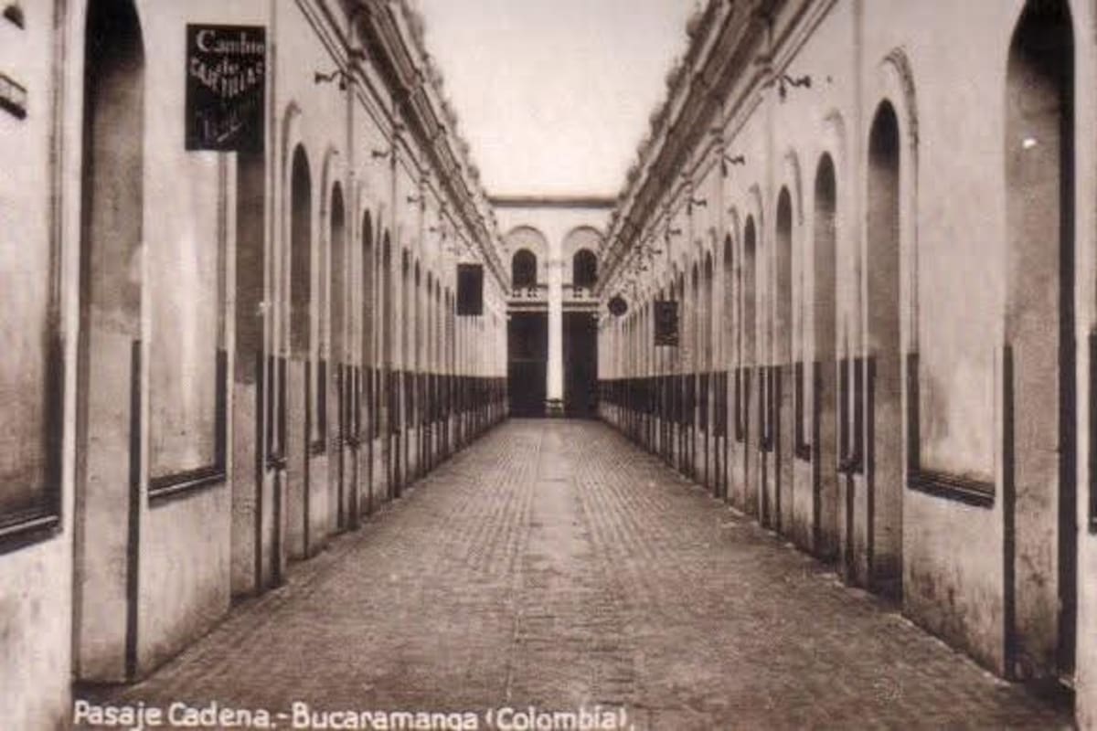 Así se veía, en sus inicios, el Pasaje Cadena de Bucaramanga. Era un hermoso paso peatonal, en donde la gente podía comprar y pasear con amigos. (Archivo / Foto suministrada por Diego Sáenz / VANGUARDIA)