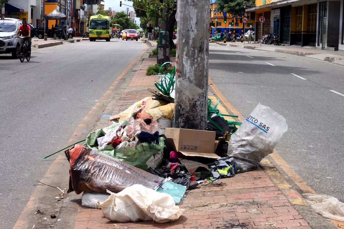 Separadores viales, senderos peatonales, plazoletas y espacios verdes de Bucaramanga carecen de la cantidad de recipientes para basura que debería existir en una capital con más de medio millón de habitantes. (Foto: Marco Valencia / VANGUARDIA)