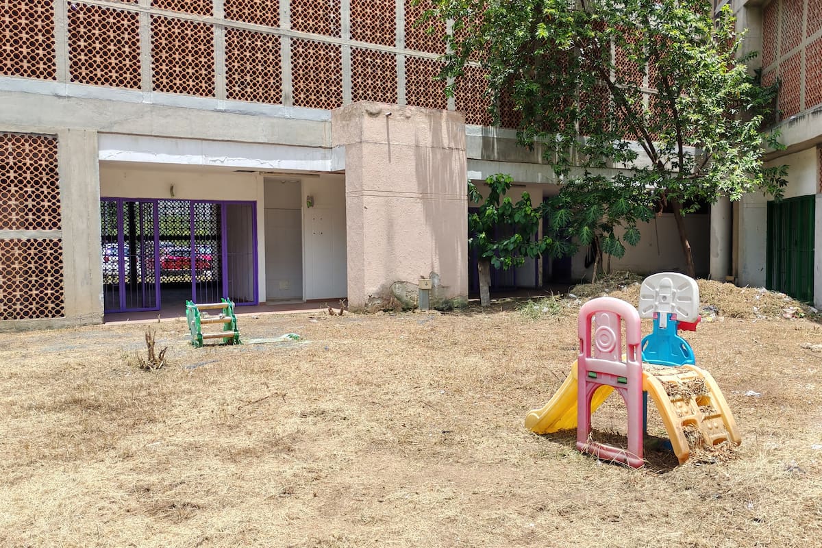 Esto es lo que queda del área de juegos infantiles del CDI La Inmaculada. Ningún niño pudo estrenar ni disfrutar estas atracciones, que finalmente fueron destruidas y saqueadas por parte de vándalos y delincuentes. (Foto: Marco Valencia / VANGUARDIA)