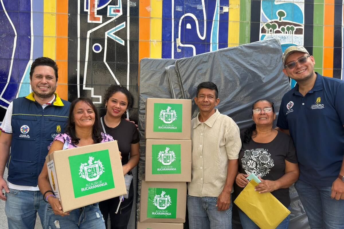 Bucaramanga entrega más de 400 ayudas humanitaria a familias damnificadas por las lluvias