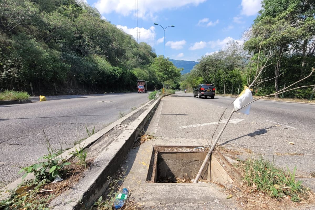 Durante 2025 se registraron 10 muertes sobre la calle 45. En el sector de Chimitá se reportan este tipo de ‘trampas’, debido a daños en la malla vial y redes de servicios sin cubiertas. (Foto: Franz Rey / VANGUARDIA)