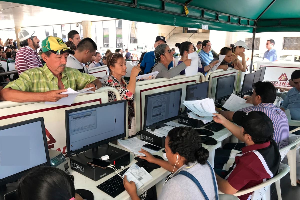 En el primer piso de la Alcaldía, varios funcionarios le aclaran las dudas que tenga en torno a su recibo Predial.