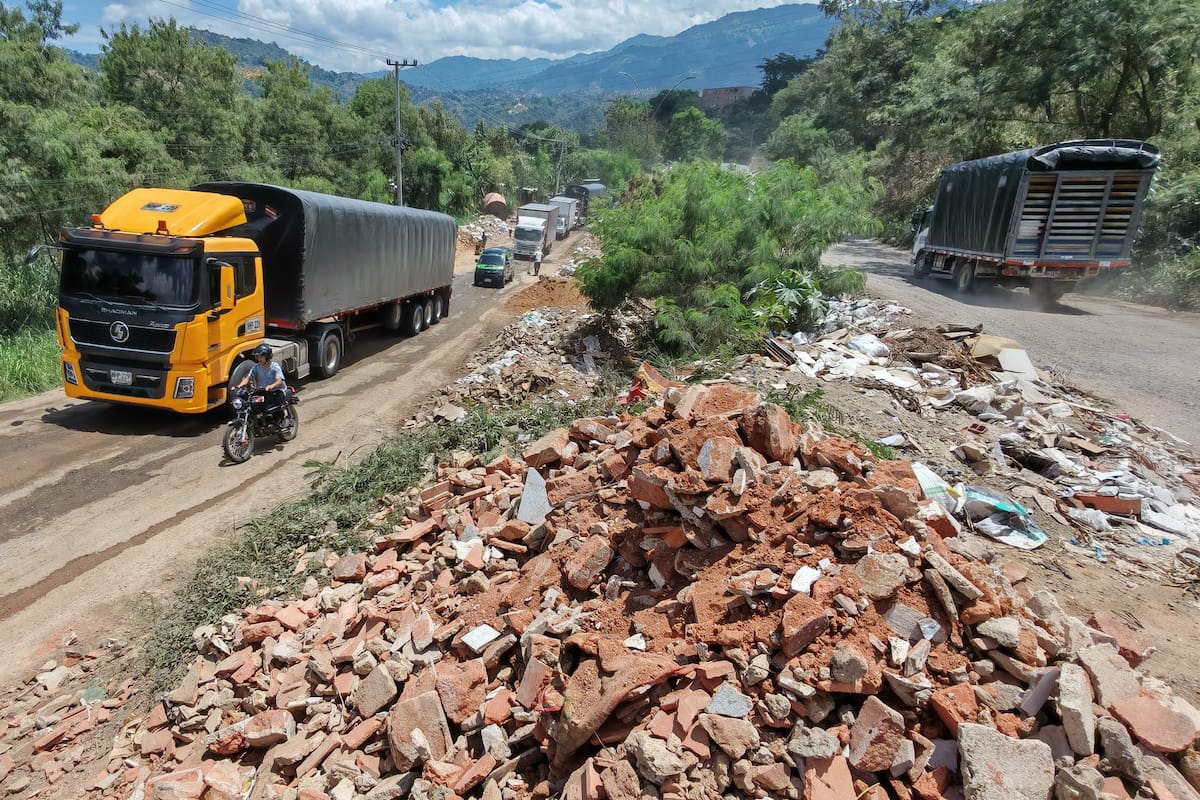 Espacios que deberían funcionar como bermas y separadores viales permanecen invadidos con grandes cantidades de escombros en Paso Malo. (Foto: Marco Valencia / VANGUARDIA)