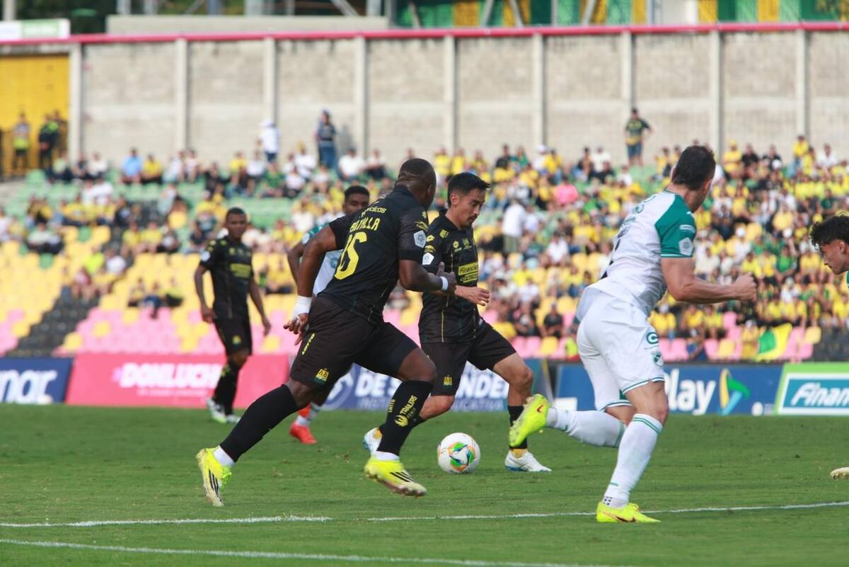 Bucaramanga y Deportivo Cali empataron sin goles. Foto: Jaime Moreno/Vanguardia.