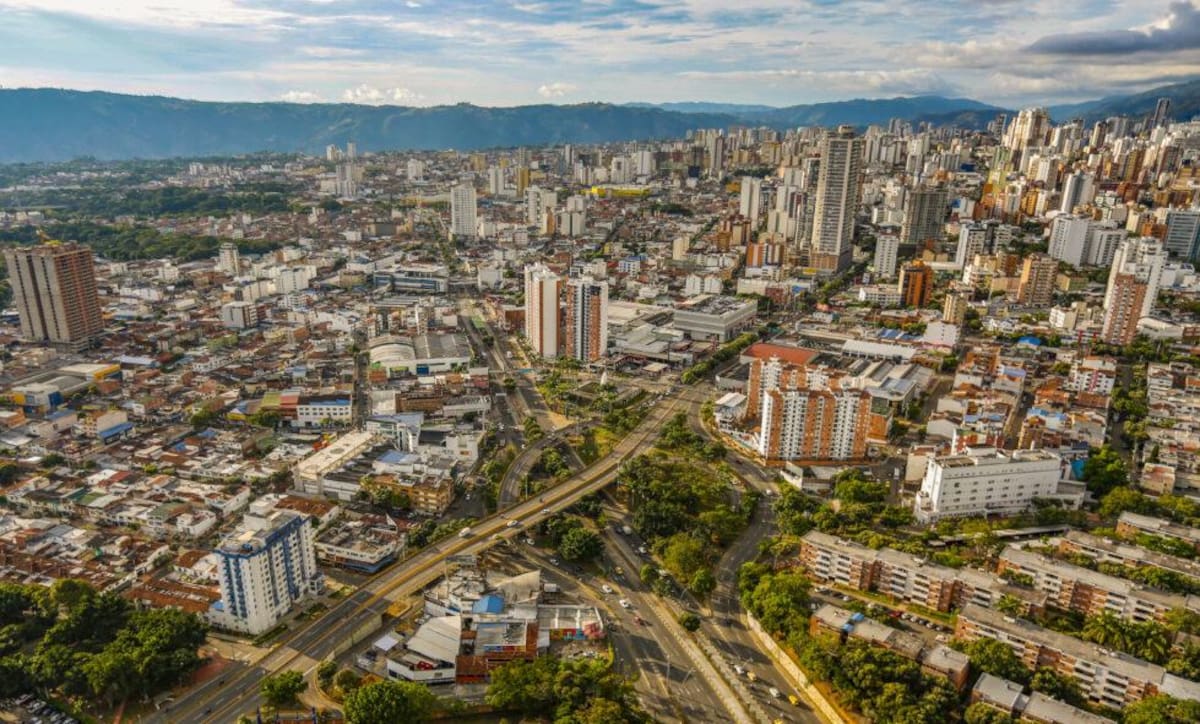 Algunos sectores de la opinión pública expresan la necesidad de adoptar un Distrito Metropolitano en Bucaramanga. La propuesta permitiría unificar la administración en un solo Concejo y una única Dirección de Tránsito, lo que contribuiría a reducir la burocracia y mejorar la eficiencia en la gestión pública.