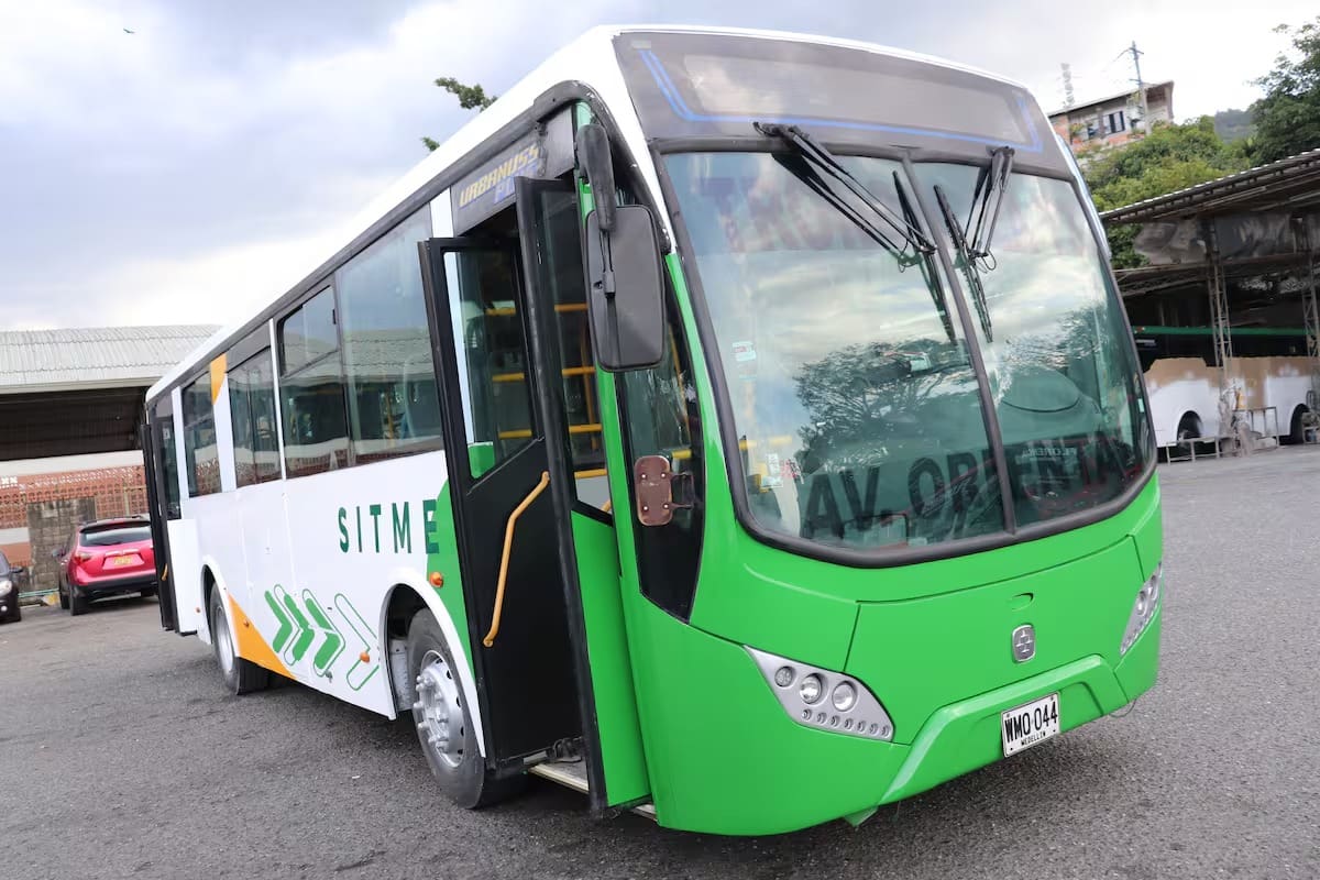 Este es el modelo de ‘bus dual’ que, en el papel, llegaría esta semana a reforzar el sistema integrado de transporte masivo.