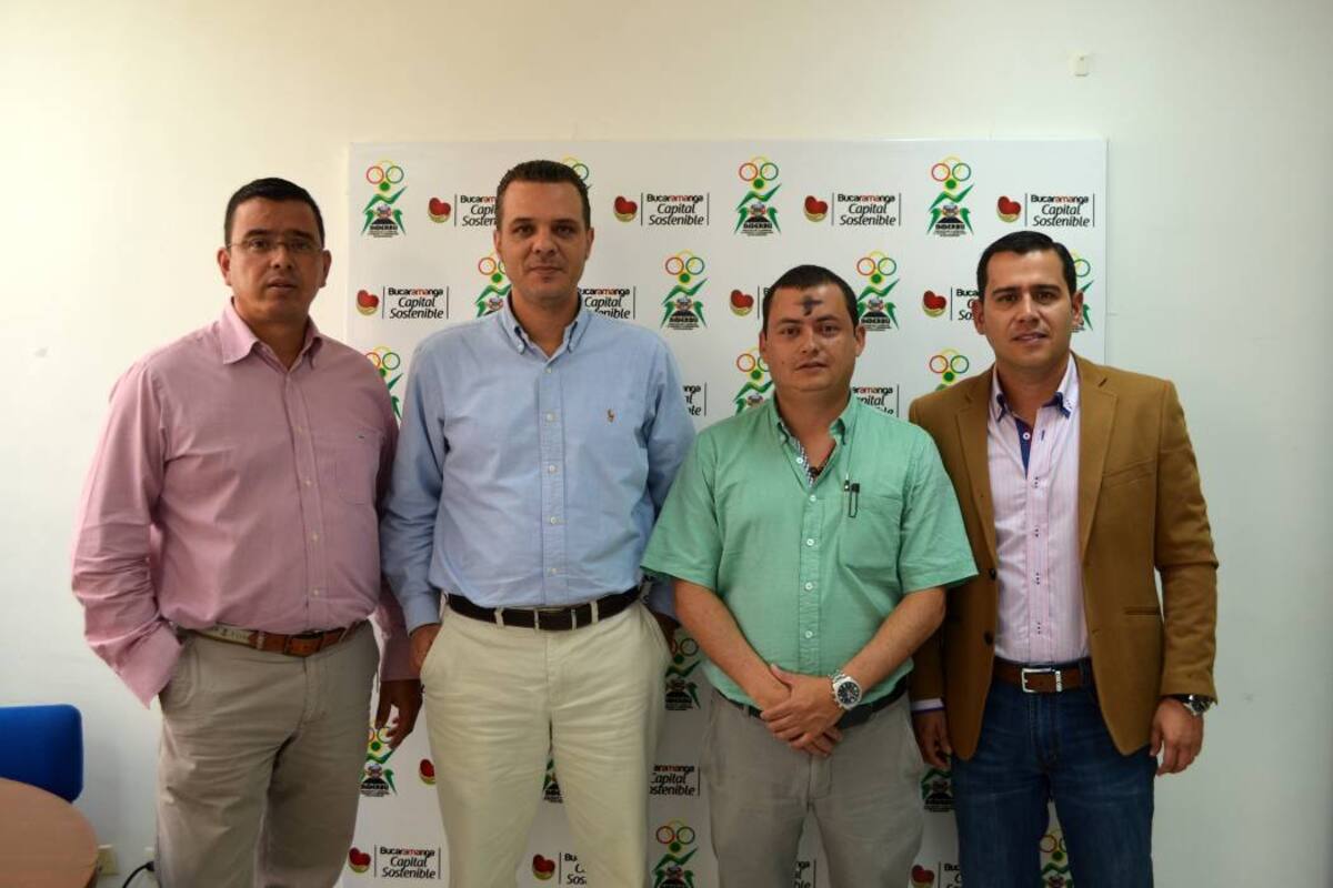 Ayer se reunieron en Bucaramanga Julio Torres, Rodrigo Cobo, Manuel Giraldo Valencia y Ariel García, quienes trabajan para ultimar los detalles de cara al Mundial Fútsala de la Fifa 2016. (Foto: Suministrada / VANGUARDIA LIBERAL)