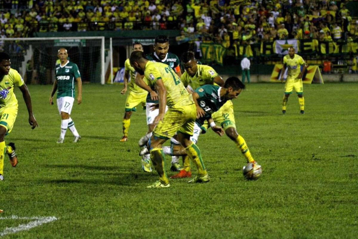 Jugadores y cuerpo técnico del Atlético Bucaramanga coinciden en que para superar al Cali es fundamental cortar los circuitos de juego de los ‘azucareros’ en la mitad de la cancha. (Foto: César Flórez / VANGUARDIA LIBERAL)