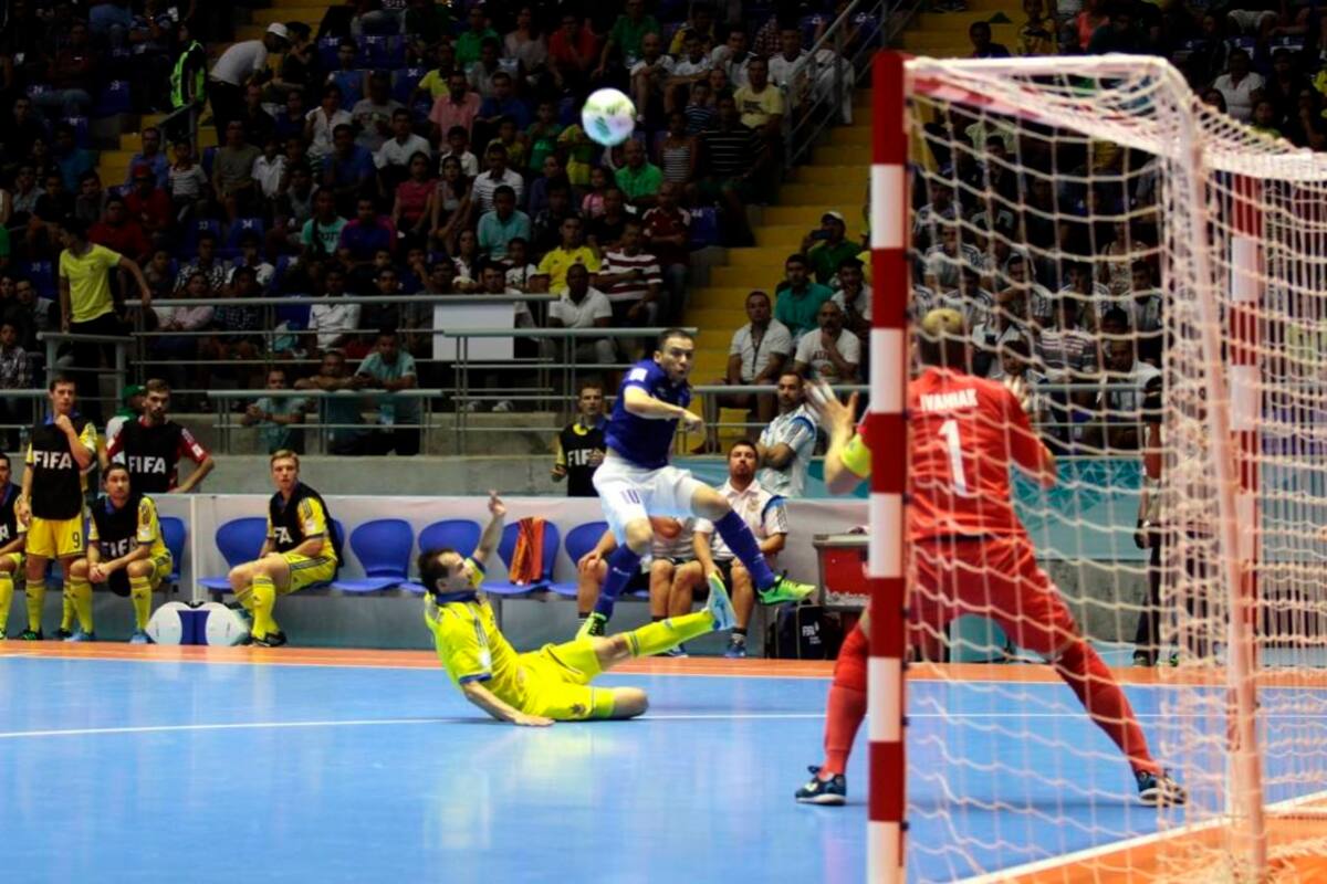Brasil, una de las selecciones favoritas a ganar el Mundial de Fútbol Sala de la Fifa, debutó con victoria 3-1 frente a Ucrania ayer en Bucaramanga. (Foto: Fabián Hernández / VANGUARDIA LIBERAL)
