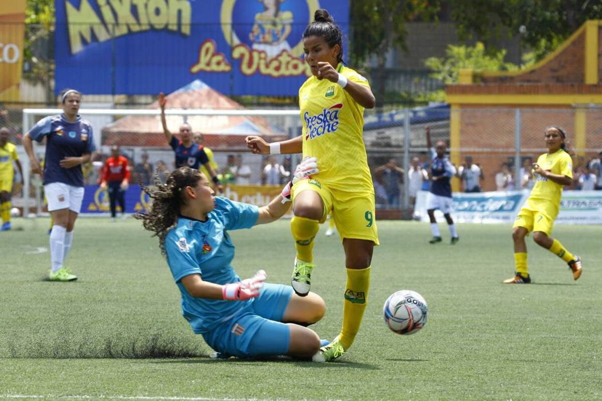 Atlético Bucaramanga llevó riesgo a los predios defendidos por Alexandra Hurtado, arquera de Envigado, que salió airosa en cada visita de las jugadoras ‘Leopardas’, como en la imagen, en la que se enfrenta a Manuela González, una delantera del equipo local que fue un costante peligro para las defensas del conjunto antioqueño. (Foto: César Flórez / VANGUARDIA LIBERAL)