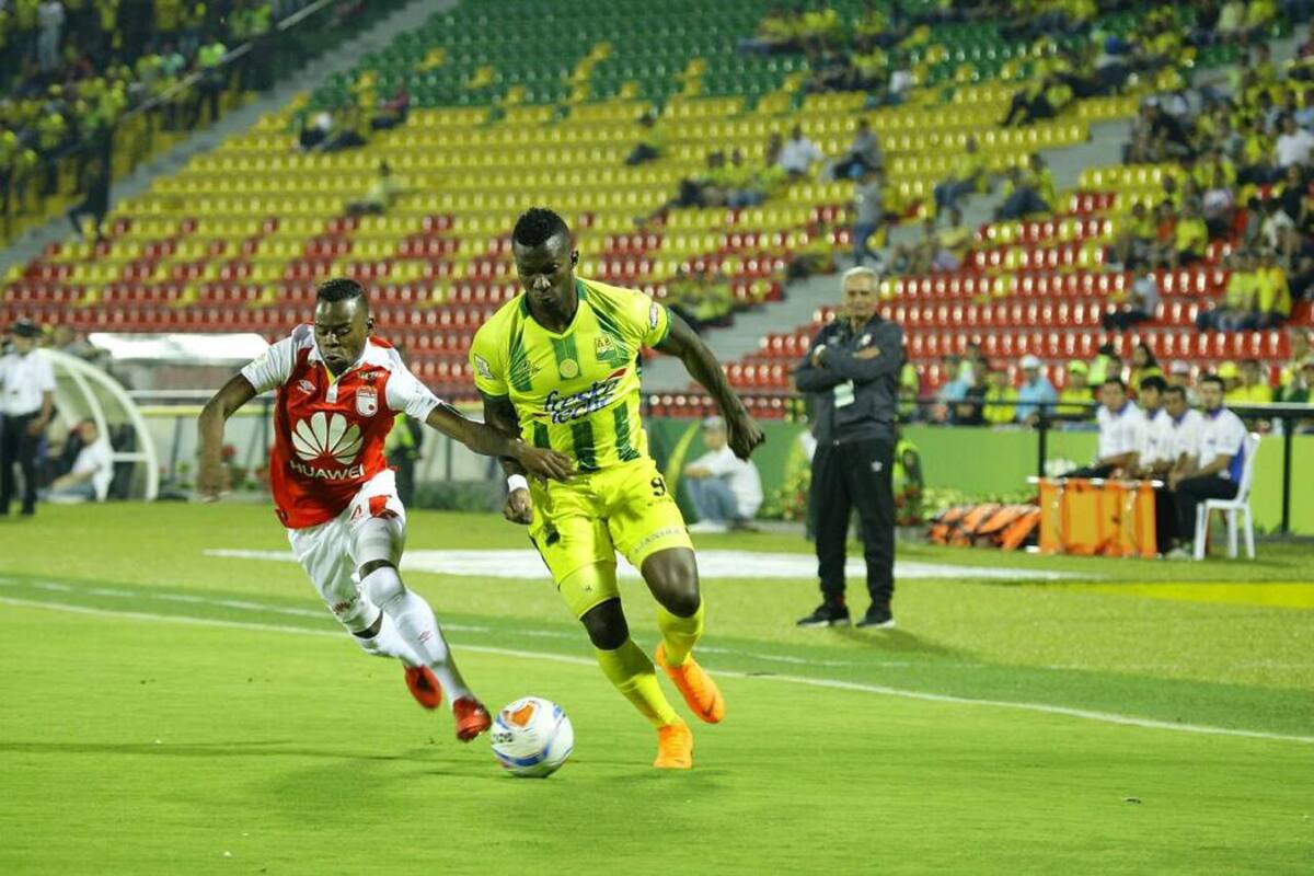 El delantero Franco Faustino Arizala se convirtió ayer en figura del Atlético Bucaramanga tras marcar el gol con el que el ‘Leopardo’ derrotó 1-0 a Santa Fe en duelo de la sexta fecha de la Liga Águila. El ariete, que completó seis goles con el club ‘amarillo’, frenó cinco fechas del equipo sin ganar como local: tres empates y dos derrotas. (Foto: César Flórez / VANGUARDIA LIBERAL)