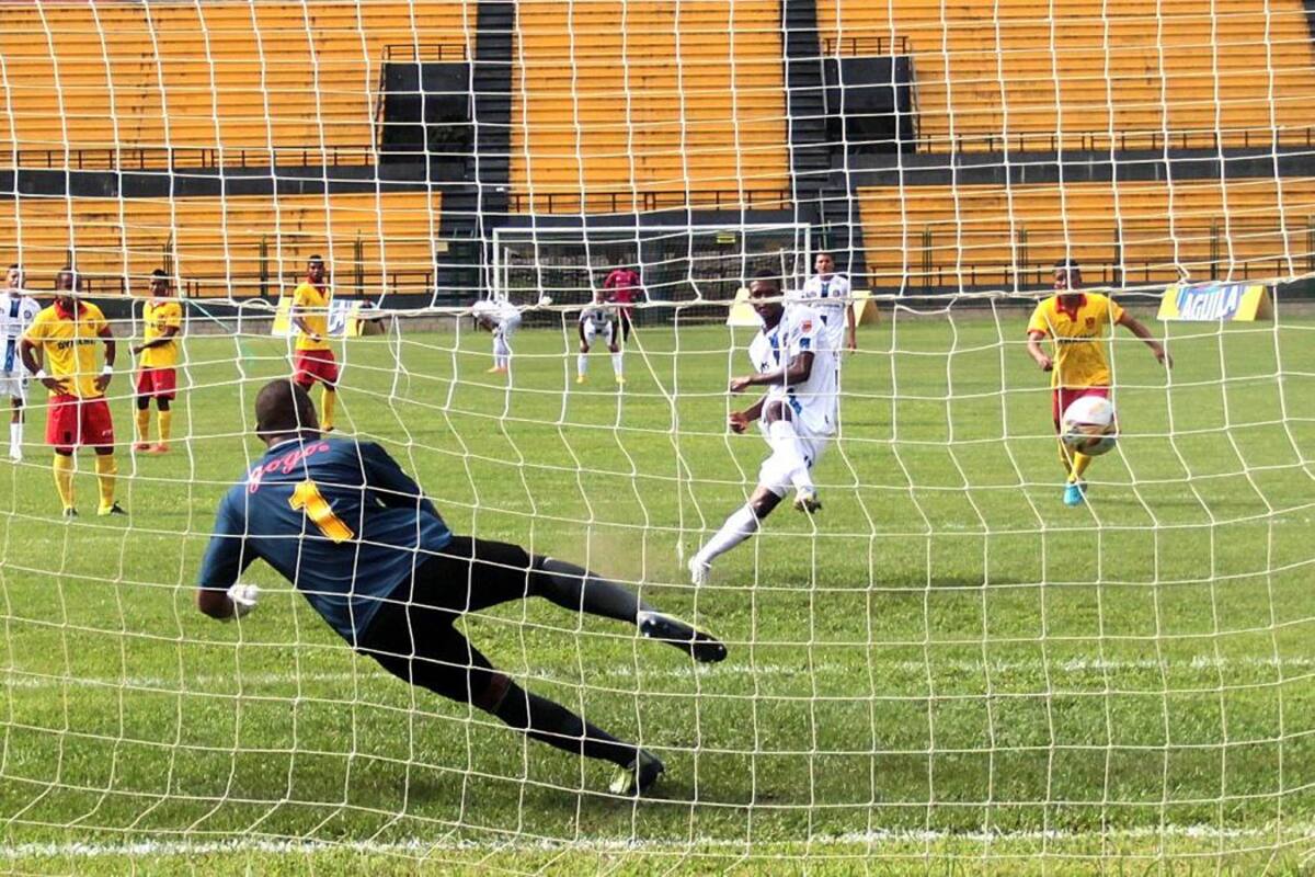 Fredy Ávila, de penal, anotó uno de los goles con los que Real Santander derrotó 3-2 al Bogotá F.C. en Floridablanca. El equipo ‘albo’ sigue en la pelea por entrar en el grupo de los ocho. (Foto: Javier Gutiérrez / VANGUARDIA LIBERAL)