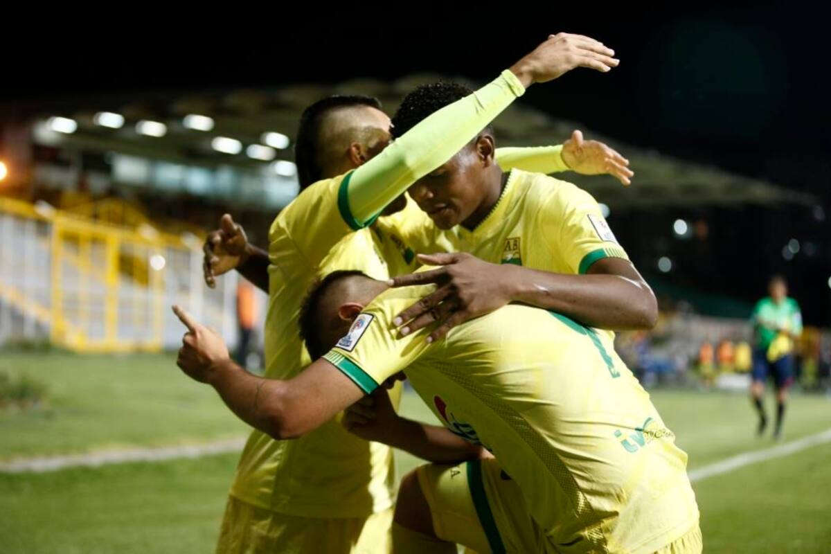 Atlético Bucaramanga regresó a lo más alto de la Liga Águila II de 2016, luego de vencer 2-1 a Fortaleza en calidad de visitante. Los ‘leopardos’ comparten el primer puesto del campeonato con Tolima, que igualó 1-1 en casa frente a Junior. (Foto: Colprensa / VANGUARDIA LIBERAL)