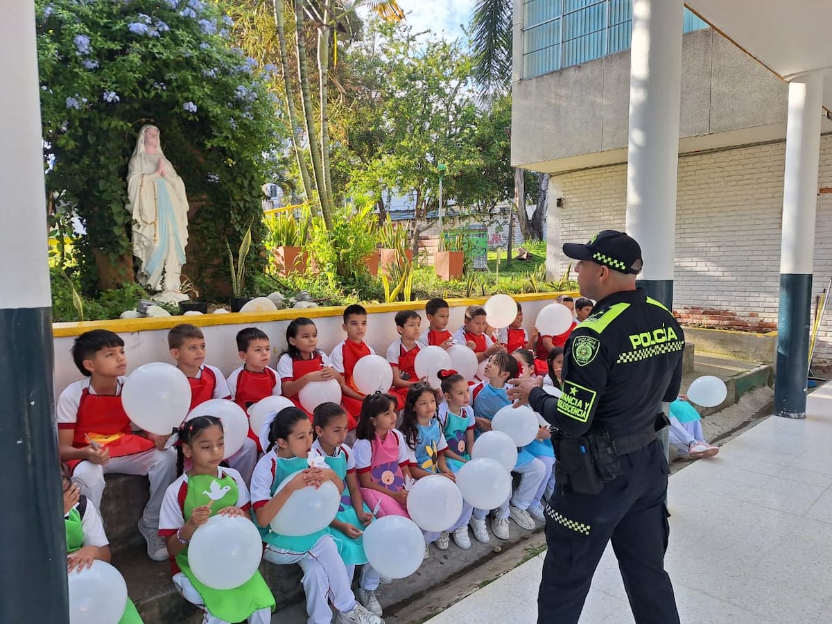 Los agentes de la Policía participaron en la jornada ambiental, en la que los niños del Colegio Santander fueron los grandes protagonistas.