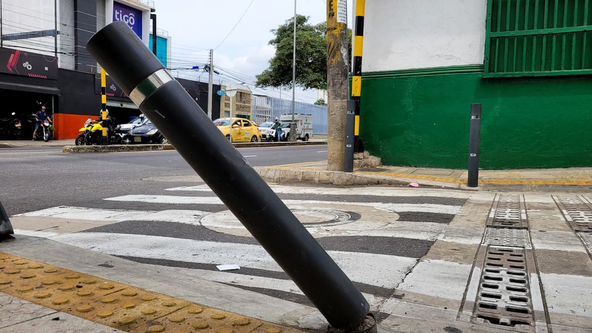 Este bolardo, situado en la calle 35 con carrera 9 esquina, se instaló hace poco. Hoy está 'torcido' y se convierte en una amenaza para el peatón y para los conductores. (Foto: Franz Rey / VANGUARDIA)