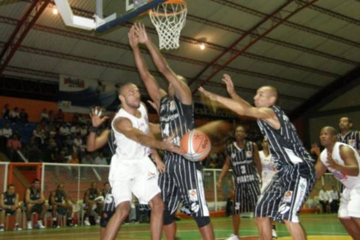Aspectos del primer juego de Búcaros contra Piratas.(Foto: Mario Peñaloza / VANGUARDIA LIBERAL)