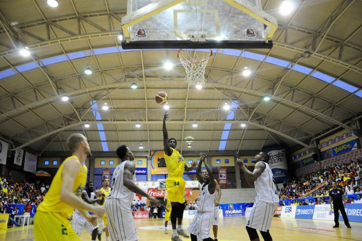 Búcaros sumó ayer su segundo triunfo en la final de la Liga Profesional de Baloncesto Colombiano, tras derrotar a Piratas de Bogotá por 99-89 en el coliseo de la Unab. (Foto: Didier Niño / VANGUARDIA LIBERAL)