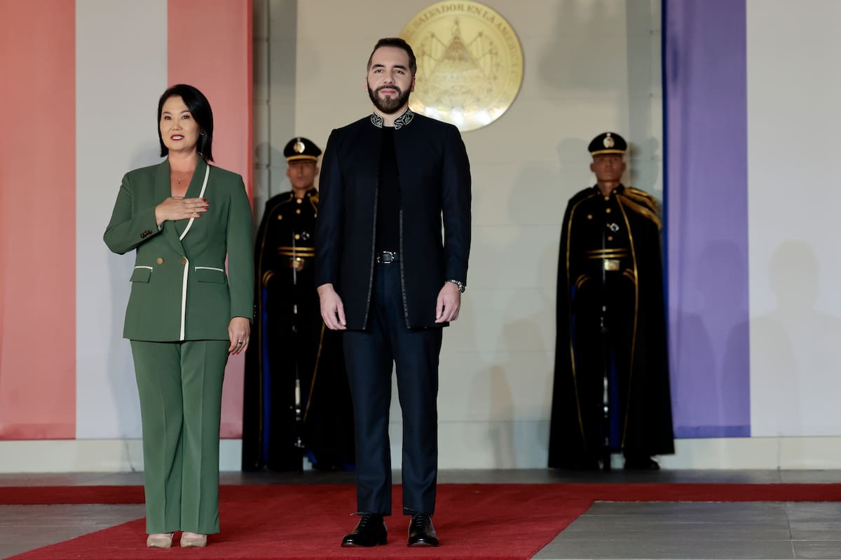 AME1346. SAN SALVADOR (EL SALVADOR), 29/10/2026.- El presidente de El Salvador, Nayib Bukele (d), y su homóloga de Perú, Keiko Fujimori, participan en los actos protocolarios previos a una reunión oficial, este jueves en la Casa Presidencial, en San Salvador (El Salvador). EFE/ Rodrigo Sura