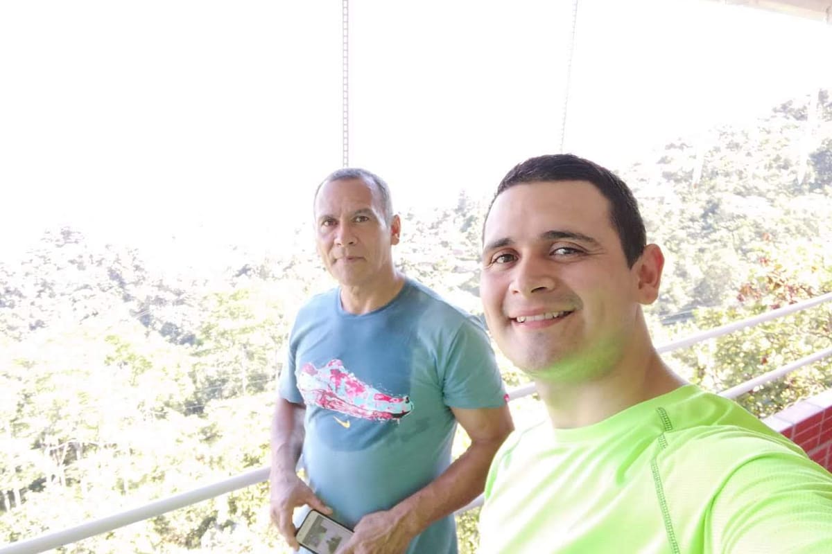 Wilmer junto a su padre Henry Castro durante una de sus últimas caminatas juntos. Han pasado 107 días desde que Henry escuchó la voz de su hijo por última vez. Foto: Cortesía familia Castro