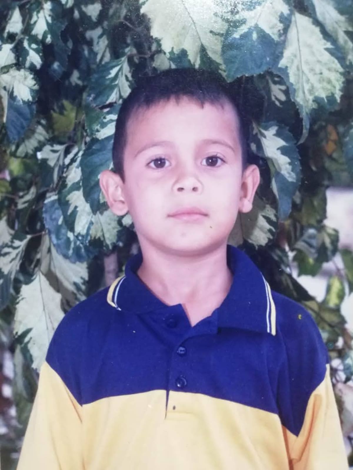 Wilmer David Castro Arenas cuando era niño en Bucaramanga. Su familia lo recuerda como un hijo cariñoso que disfrutaba las caminatas por las montañas con su padre. Foto: Cortesía familia Castro