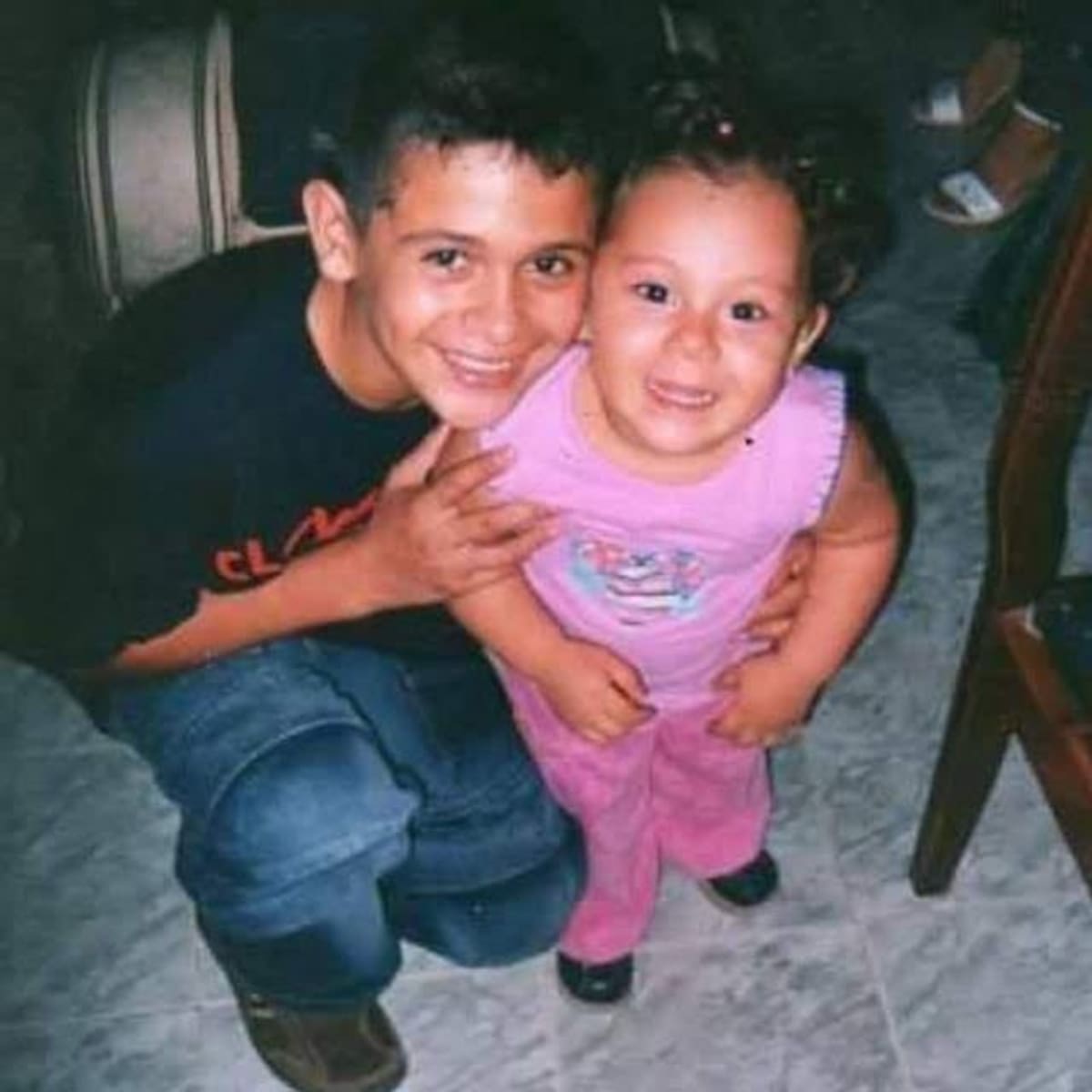 Wilmer con su hermana menor cuando era niiño. "Excelente. Nunca se faltaron el respeto", recuerda su padre Henry sobre la relación entre sus cuatro hijos. Foto: Cortesía familia Castro
