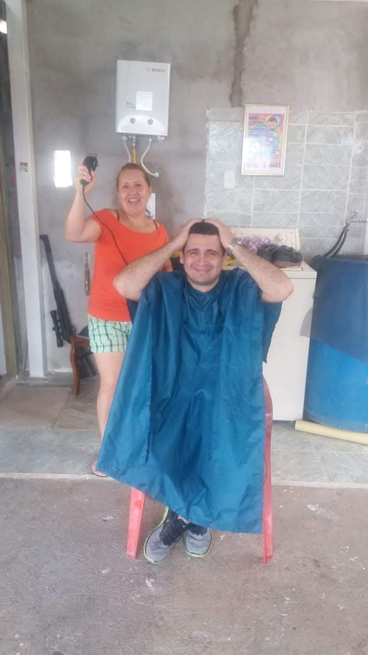 Wilmer junto a su madrasta mientras le cortaba el pelo. Foto: Cortesía familia Castro