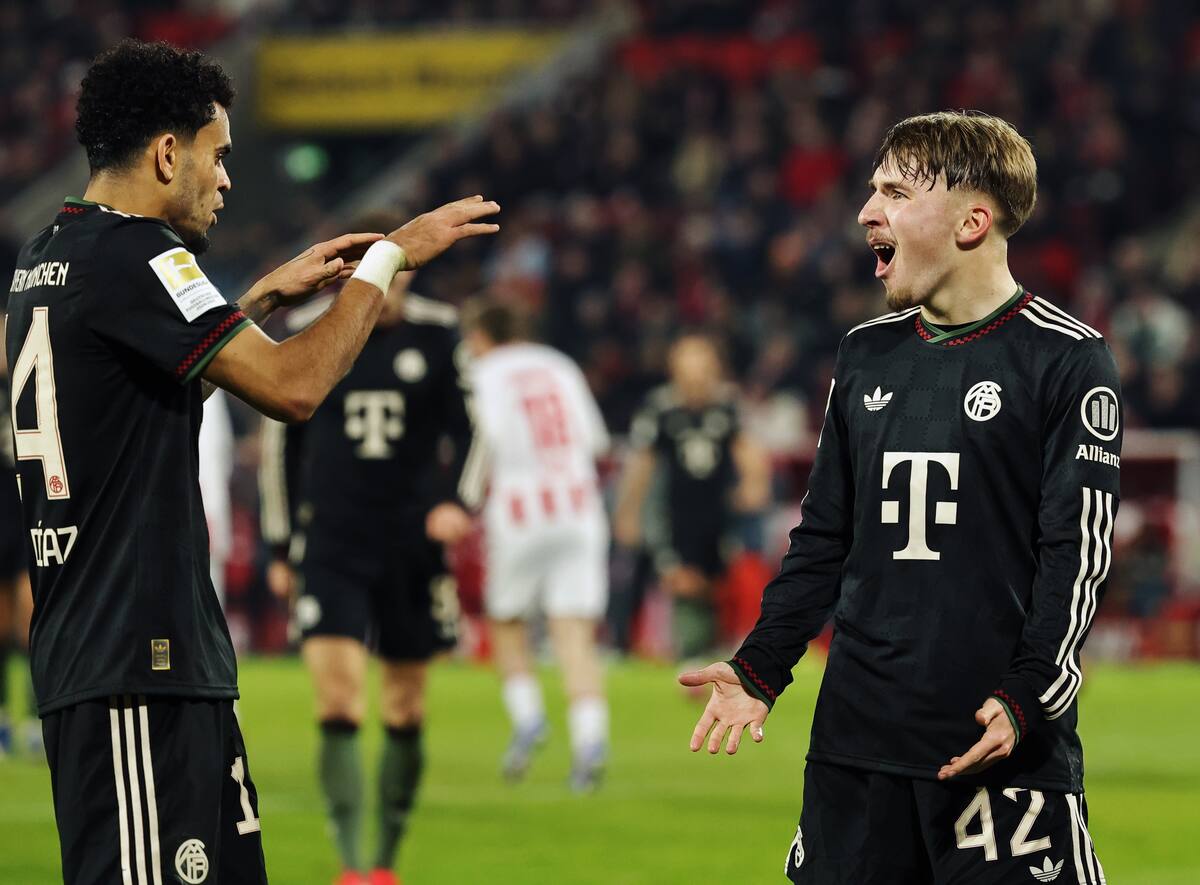 Cologne (Germany), 14/01/2026.- Lennart Karl of Bayern Munich (R) celebrates after scoring the 1-3 goal with teammate Luis Diaz during the German Bundesliga soccer match between 1. FC Cologne and Bayern Munich, in Cologne, Germany, 14 January 2026. (Alemania, Colonia) EFE/EPA/FRIEDEMANN VOGEL CONDITIONS - ATTENTION: The DFL regulations prohibit any use of photographs as image sequences and/or quasi-video.