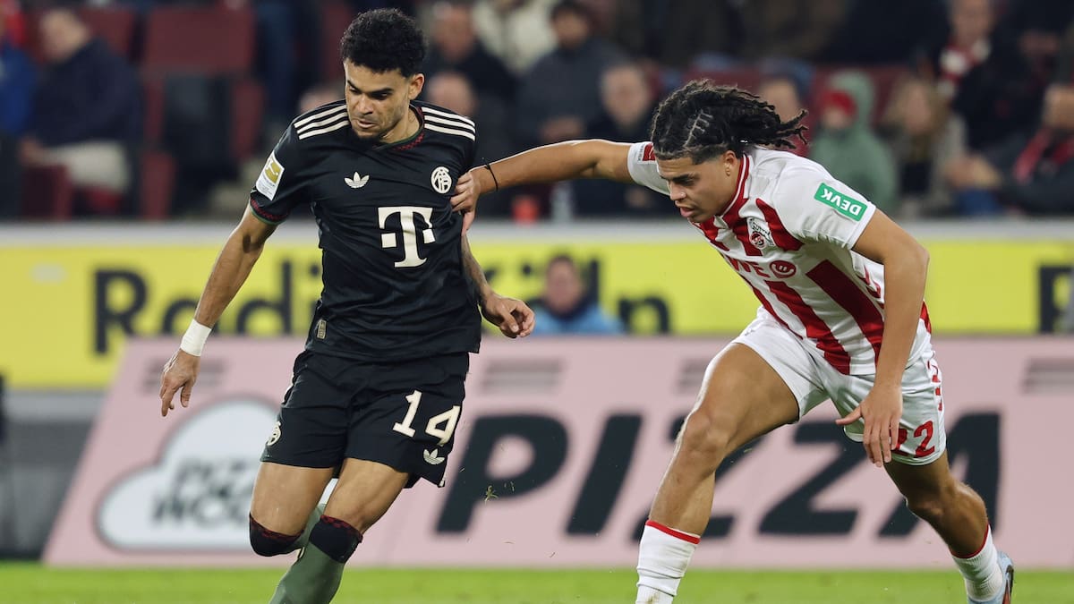 Cologne (Germany), 14/01/2026.- Luis Diaz of Bayern Munich (L) and Jahmai Simpson-Pusey of Cologne (R) in action during the German Bundesliga soccer match between 1. FC Cologne and Bayern Munich, in Cologne, Germany, 14 January 2026. (Alemania, Colonia) EFE/EPA/FRIEDEMANN VOGEL CONDITIONS - ATTENTION: The DFL regulations prohibit any use of photographs as image sequences and/or quasi-video.