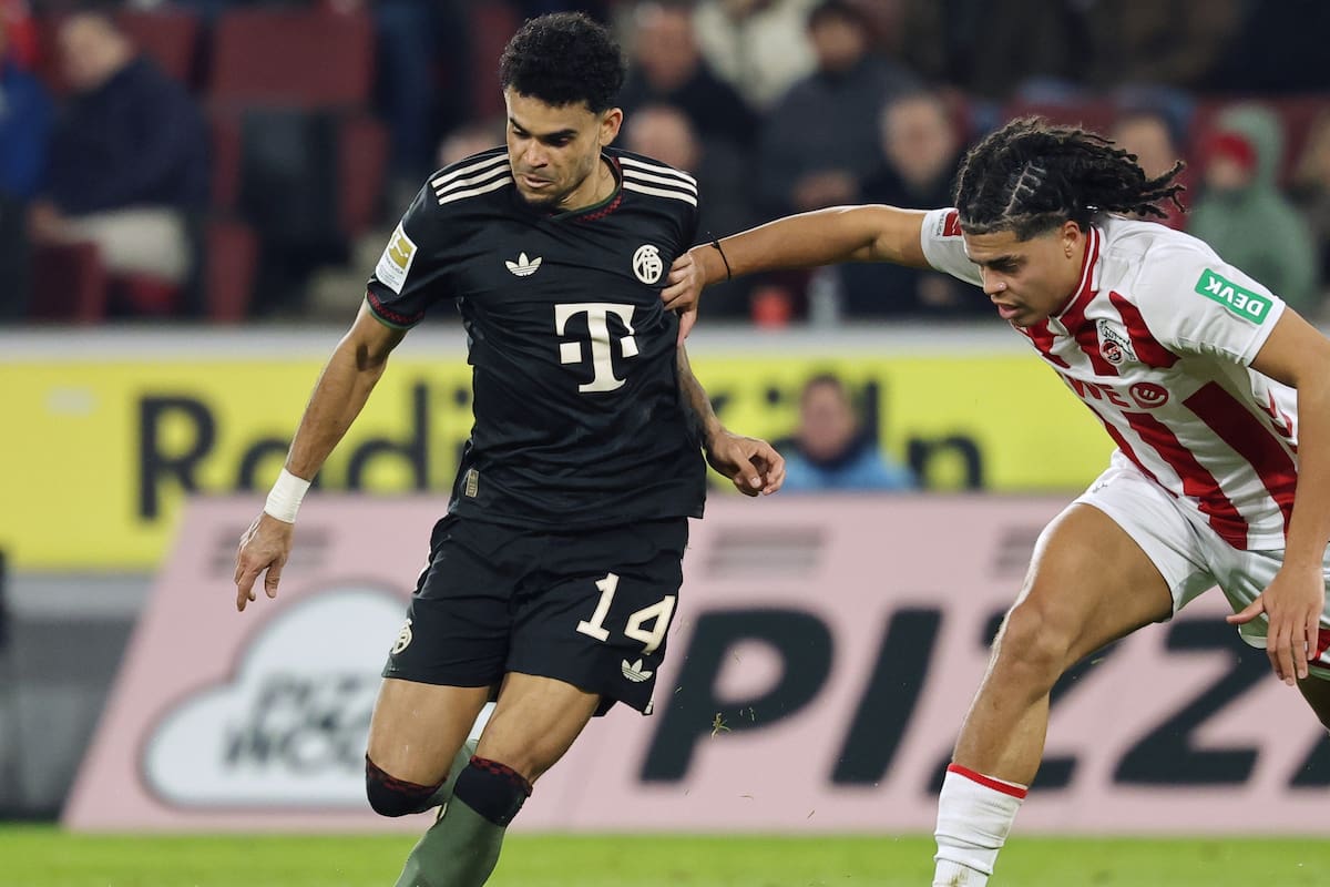 Cologne (Germany), 14/01/2026.- Luis Diaz of Bayern Munich (L) and Jahmai Simpson-Pusey of Cologne (R) in action during the German Bundesliga soccer match between 1. FC Cologne and Bayern Munich, in Cologne, Germany, 14 January 2026. (Alemania, Colonia) EFE/EPA/FRIEDEMANN VOGEL CONDITIONS - ATTENTION: The DFL regulations prohibit any use of photographs as image sequences and/or quasi-video.