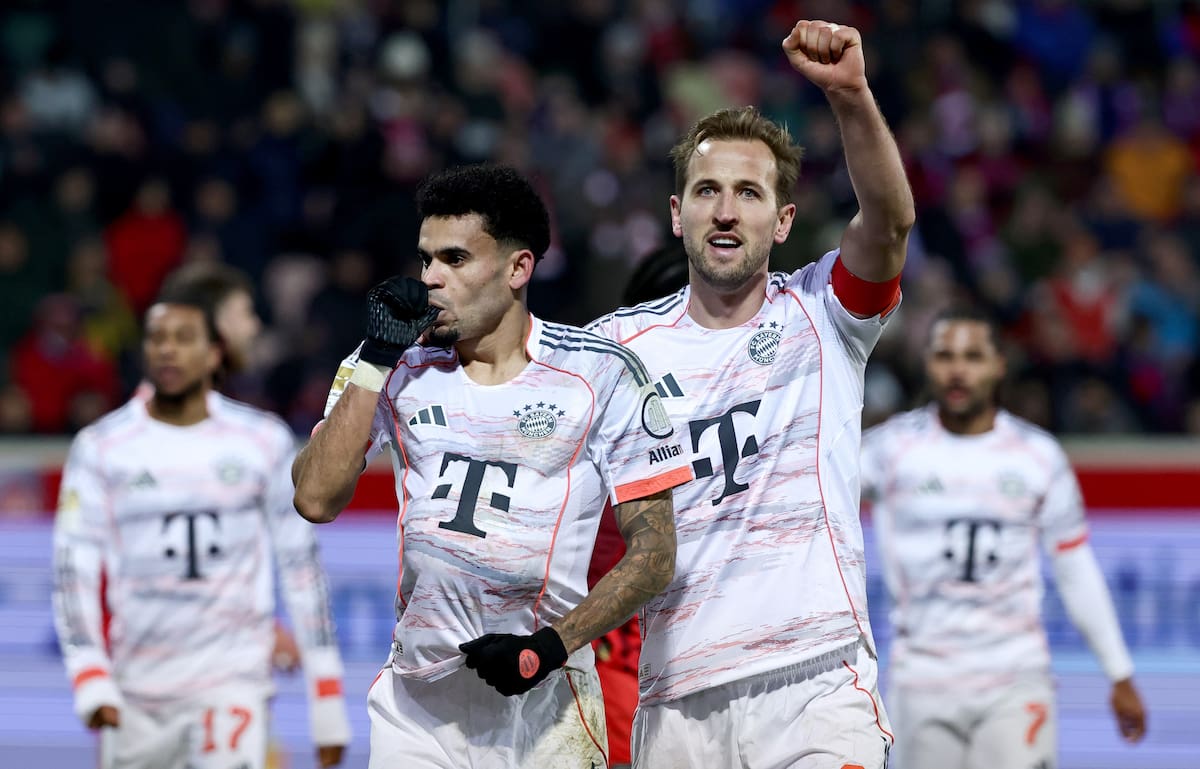 HEIDENHEIM (Germany), 21/12/2025.- Luis Diaz of Bayern Munich (L) celebrates with teammate Harry Kane after scoring the 0-3 goal during the German Bundesliga soccer match between 1. FC Heidenheim and FC Bayern Munich in Heidenheim, Germany, 21 December 2025. (Alemania) EFE/EPA/RONALD WITTEK CONDITIONS - ATTENTION: The DFL regulations prohibit any use of photographs as image sequences and/or quasi-video.