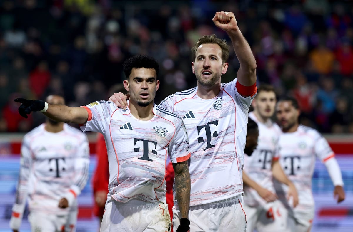 HEIDENHEIM (Germany), 21/12/2025.- Luis Diaz of Bayern Munich (L) celebrates with teammate Harry Kane after scoring the 0-3 goal during the German Bundesliga soccer match between 1. FC Heidenheim and FC Bayern Munich in Heidenheim, Germany, 21 December 2025. (Alemania) EFE/EPA/RONALD WITTEK CONDITIONS - ATTENTION: The DFL regulations prohibit any use of photographs as image sequences and/or quasi-video.
